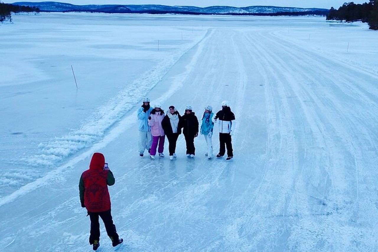 Pattinaggio sul ghiaccio sul lago Inari congelato — 7