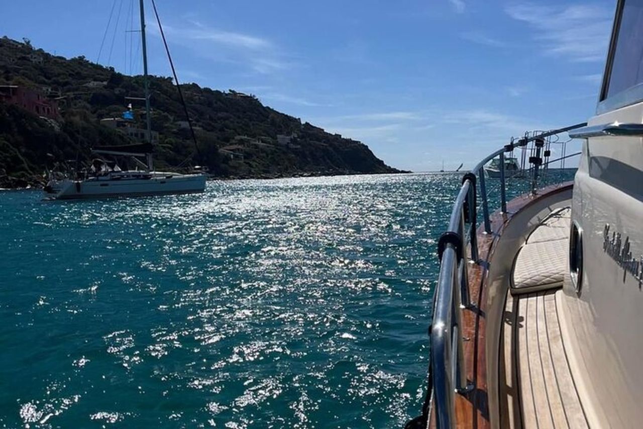 Polignano e Monopoli: Boat tour nelle grotte con marinaio locale — 9