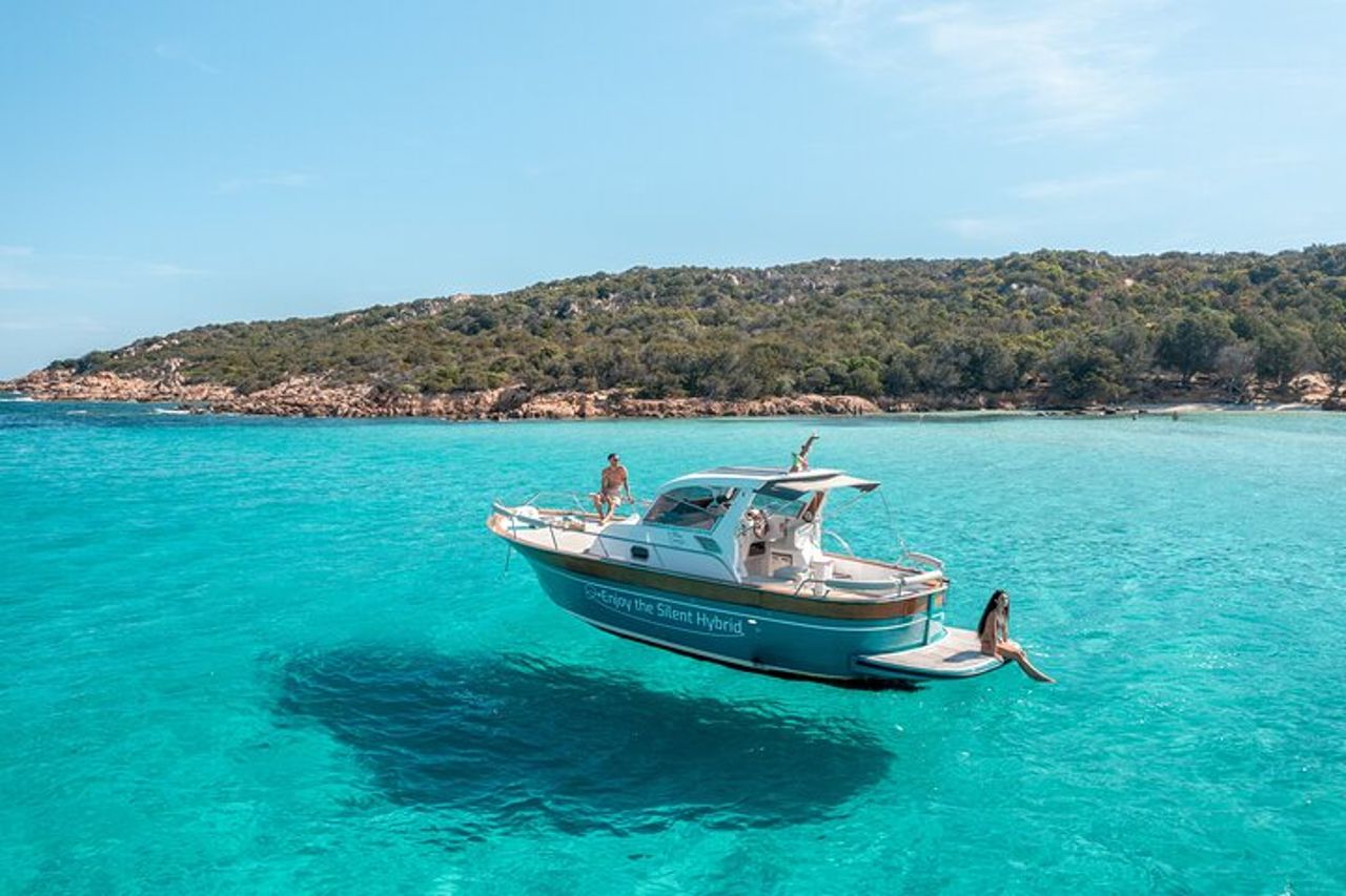 Tour della Costa Smeralda in barca ibrida con soste e aperitivo