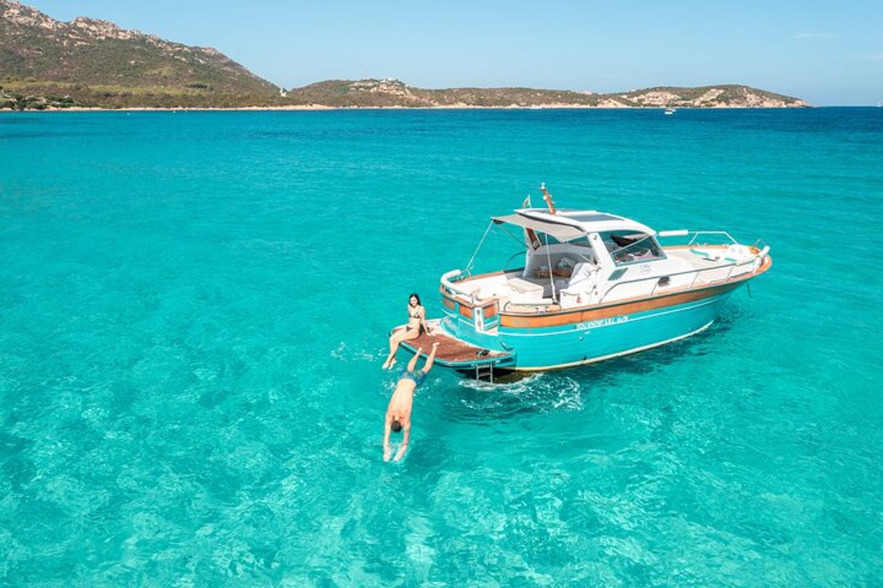 Tour della Costa Smeralda in barca ibrida con soste e aperitivo — 4