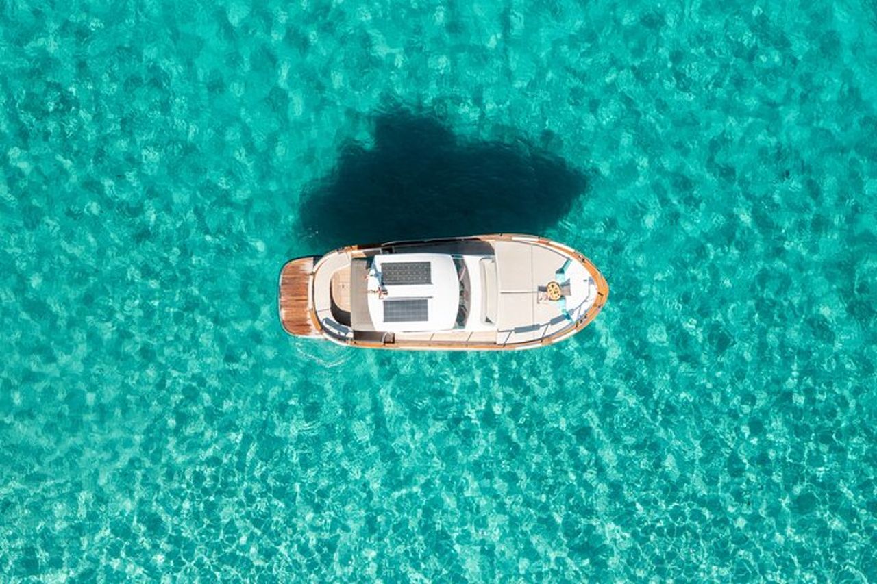 Tour della Costa Smeralda in barca ibrida con soste e aperitivo — 2