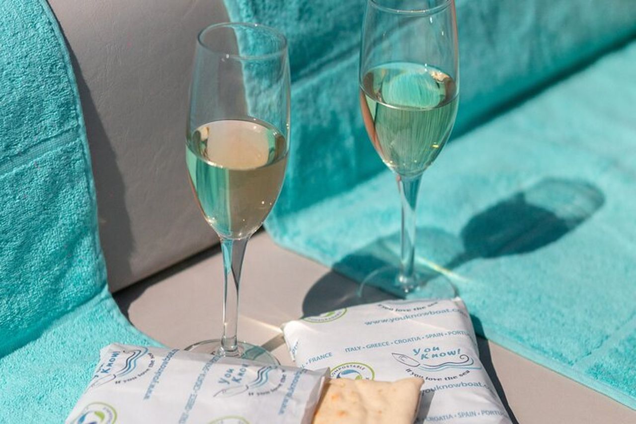 Tour della Costa Smeralda in barca ibrida con soste e aperitivo — 8