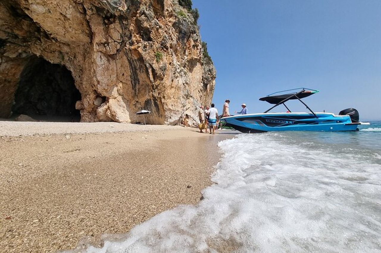 Dhermi : tour in barca alle grotte dei pirati, grotta dei piccioni e soste per nuotare