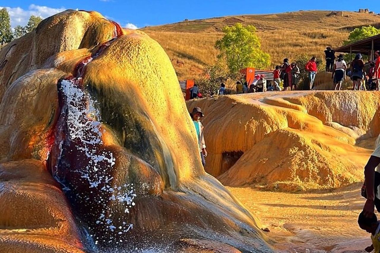 Tour di un'intera giornata in Madagascar con parco dei Lemuri, geyser e cascata — 5