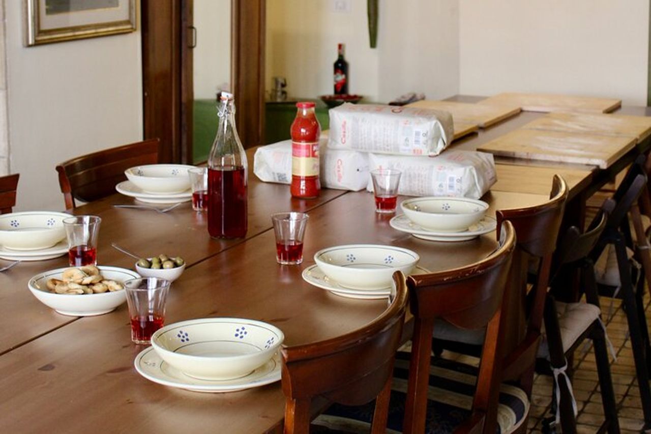 Lezione di Orecchiette con Aperitivo e Vino a Polignano a Mare — 7