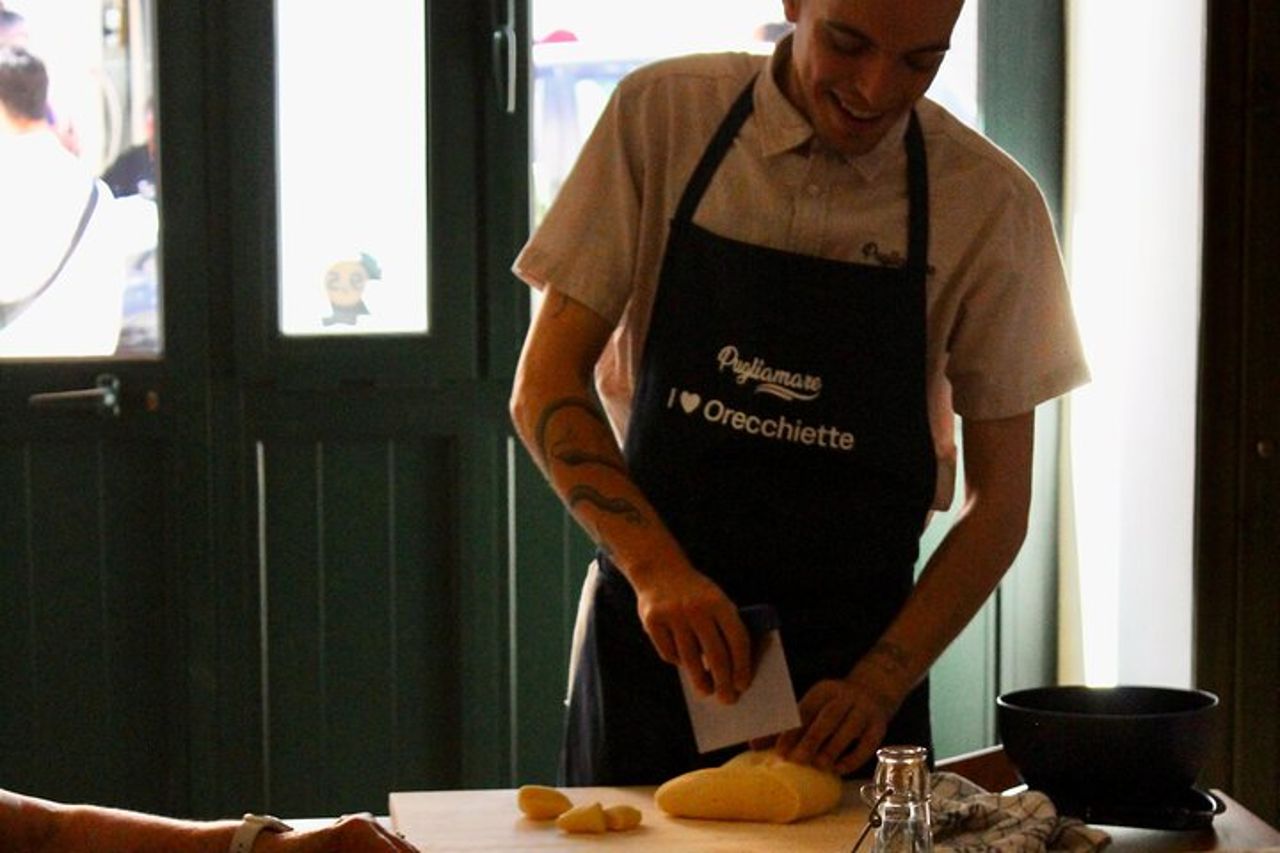 Lezione di Orecchiette con Aperitivo e Vino a Polignano a Mare — 9