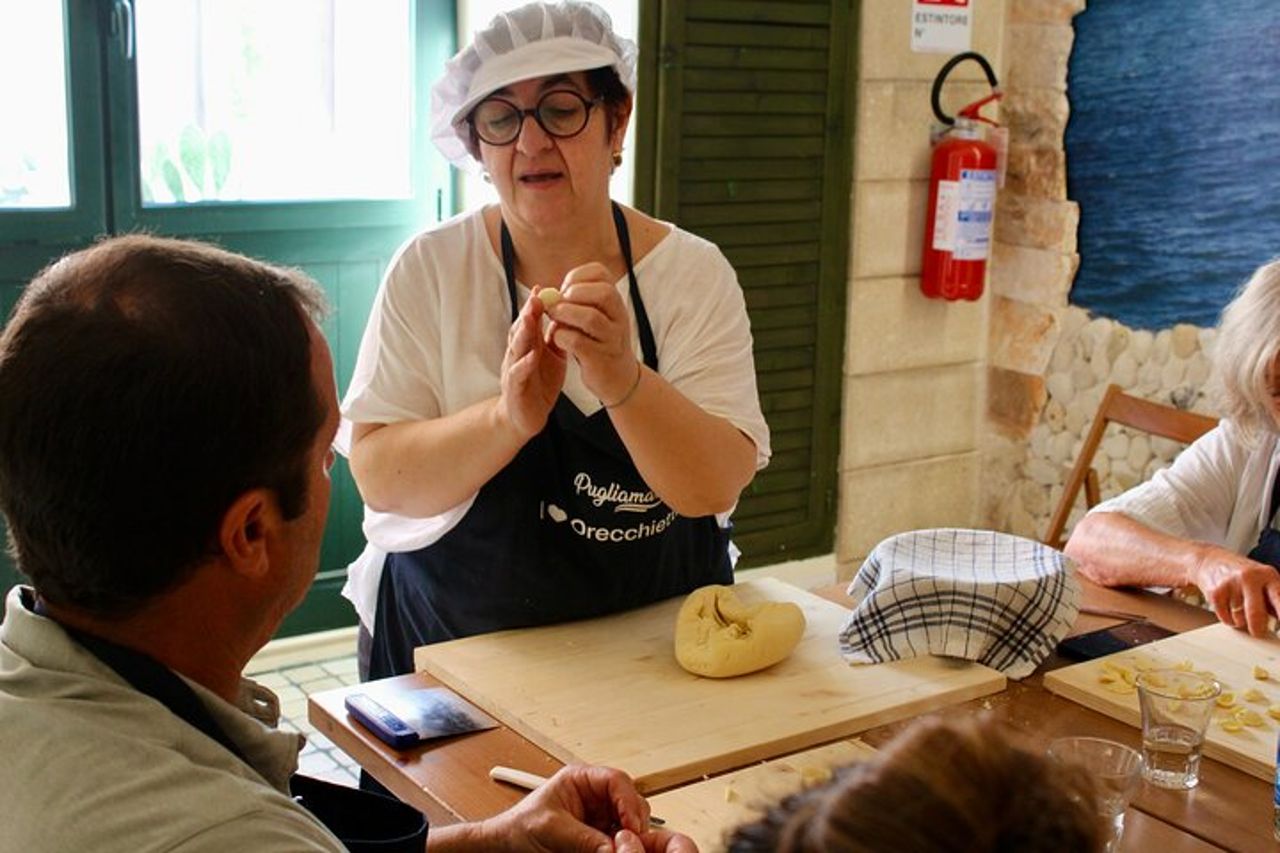 Lezione di Orecchiette con Aperitivo e Vino a Polignano a Mare — 2