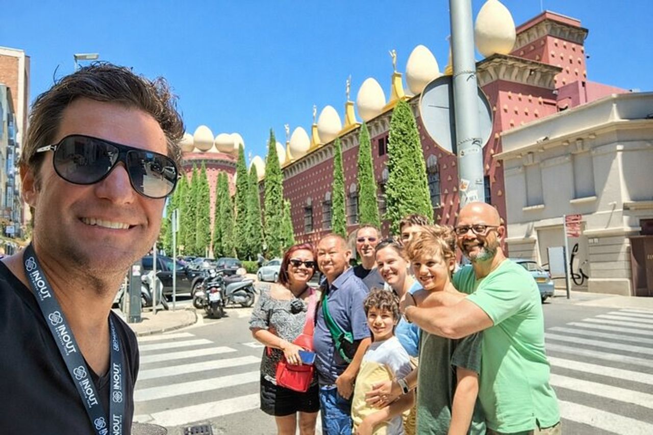 Tour privato del Museo Dalì, Figueres e Cadaques con prelievo in hotel — 2