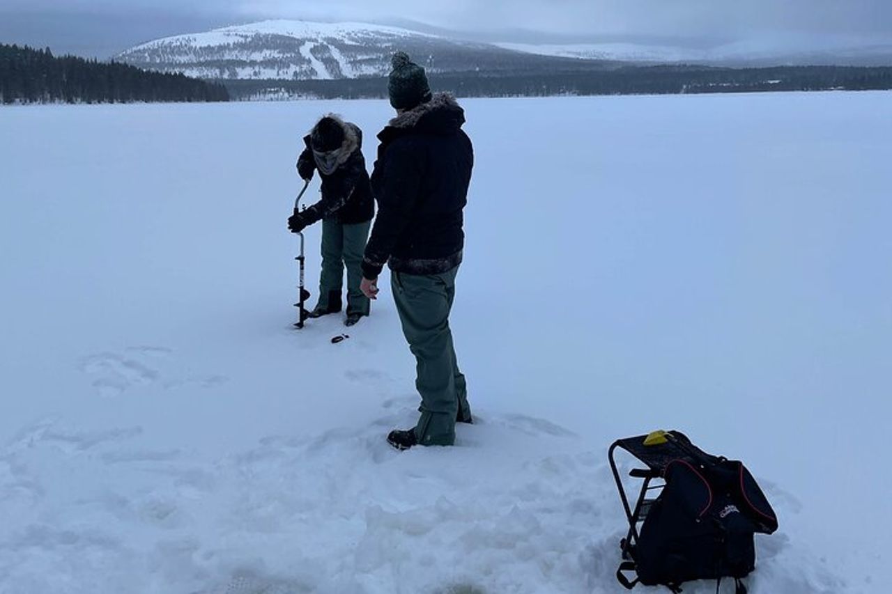 Tour privato di pesca sul ghiaccio a Pyhätunturi — 3