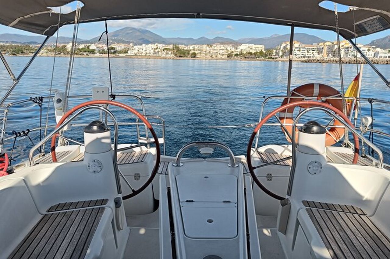 Gita privata in barca a vela da Puerto Banús a Marbella (10 persone) — 7