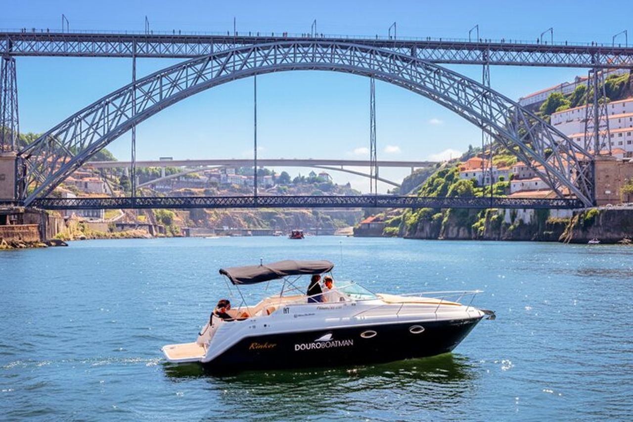Degustazione privata di vini nella valle del Douro (da 1 a 7 persone) su uno yacht solo per te.