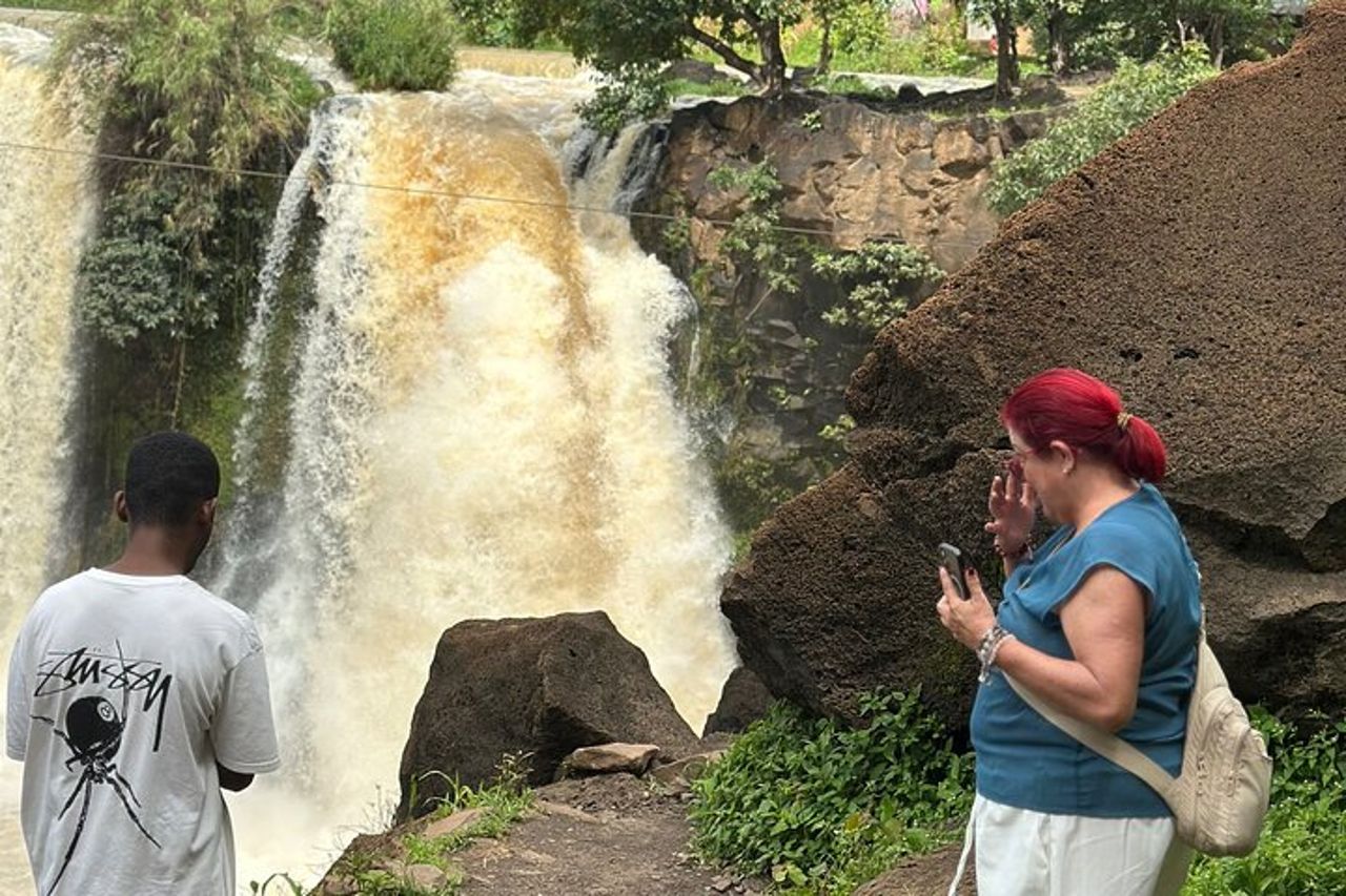 Tour di un'intera giornata in Madagascar con parco dei Lemuri, geyser e cascata — 7