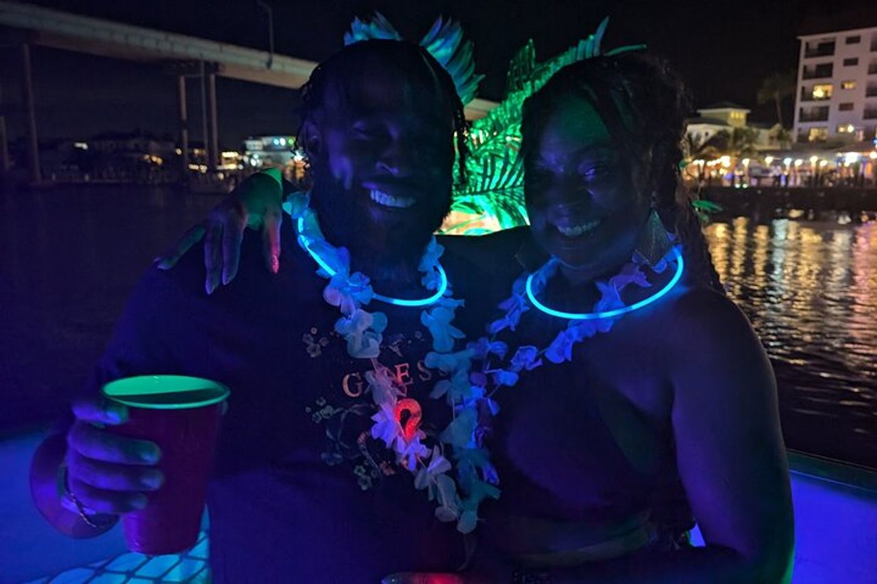 Tiki Pub Glow Party Cruise (solo per adulti) — 3