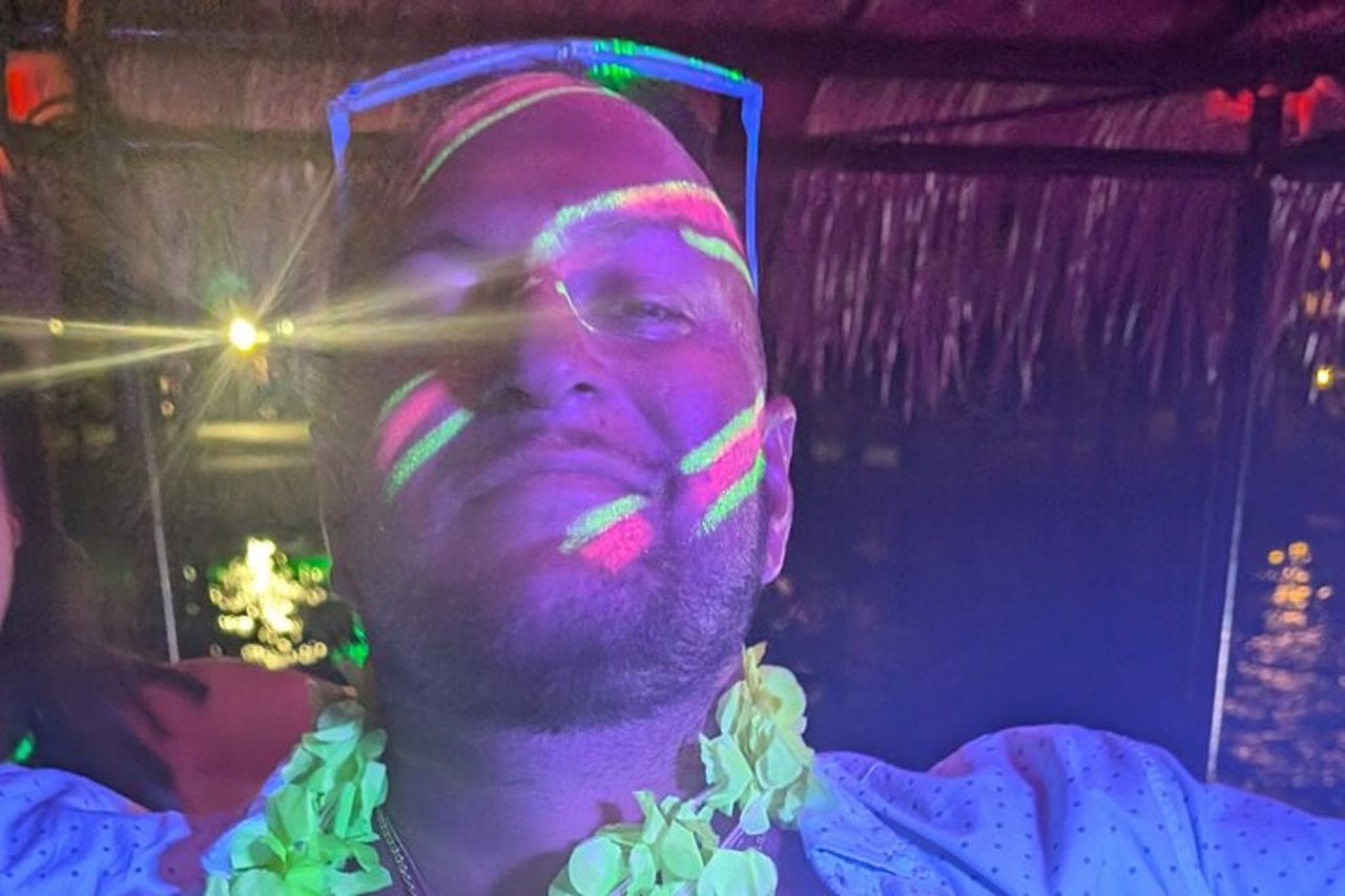 Tiki Pub Glow Party Cruise (solo per adulti) — 6