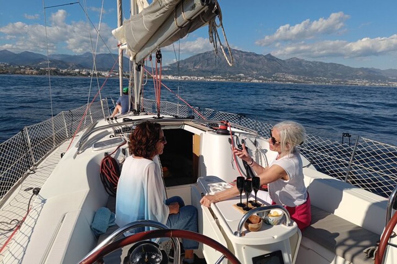 Gita privata in barca a vela da Puerto Banús a Marbella (10 persone) — 3