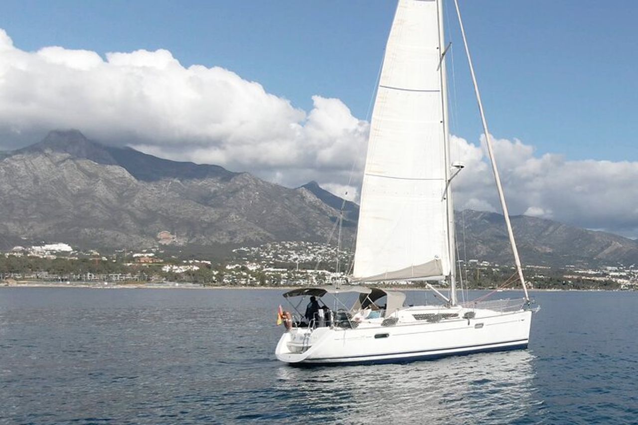 Gita privata in barca a vela da Puerto Banús a Marbella (10 persone) — 4