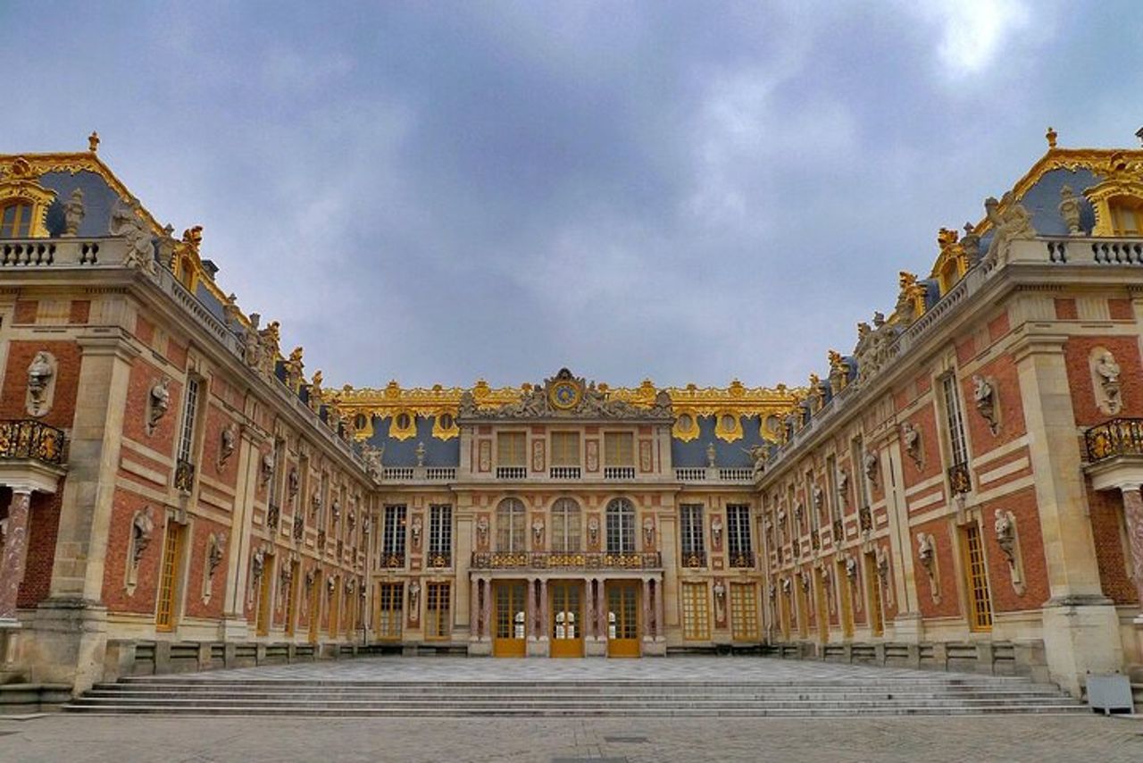 Tour guidato della Reggia di Versailles con accesso ai giardini da Parigi