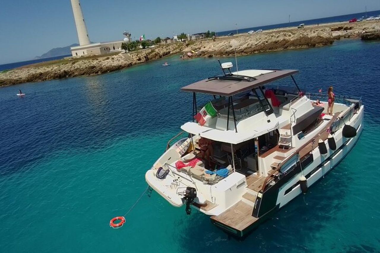 Favignana Tour in Catamarano di Lusso Isole Egadi con pranzo — 2