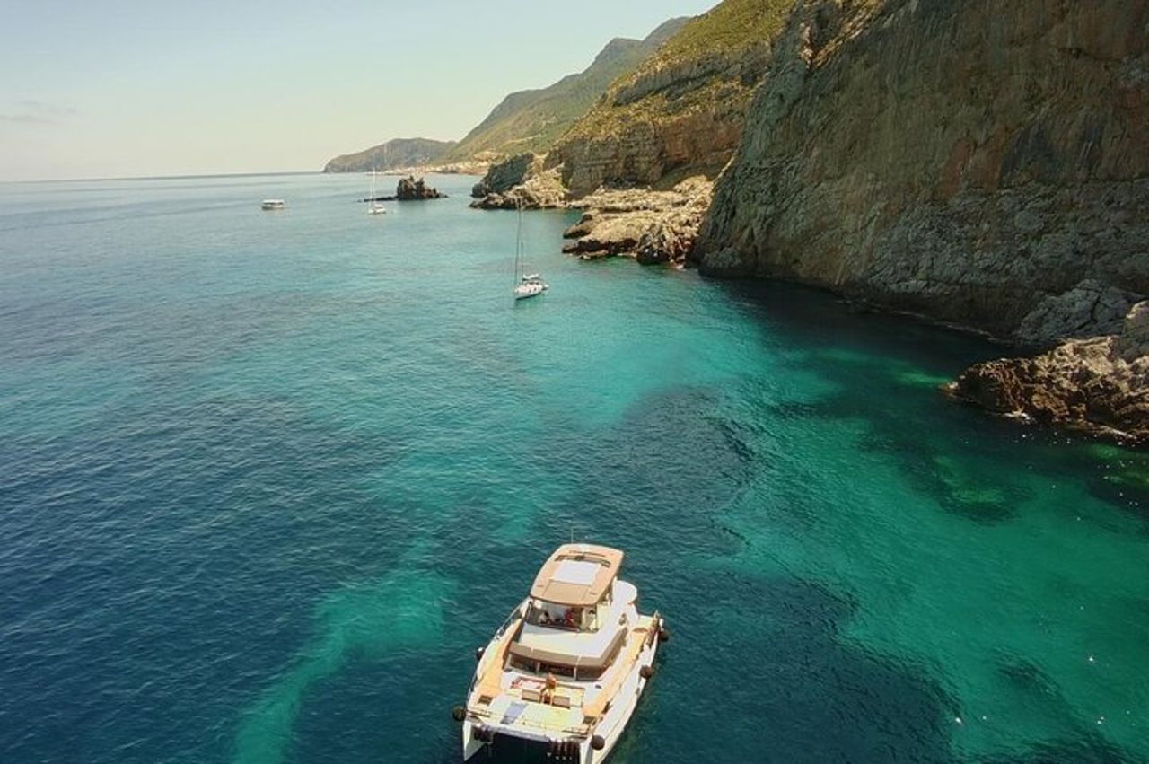Favignana Tour in Catamarano di Lusso Isole Egadi con pranzo — 3