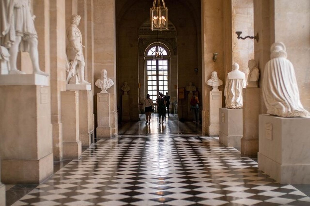 Tour guidato della Reggia di Versailles con accesso ai giardini da Parigi — 5