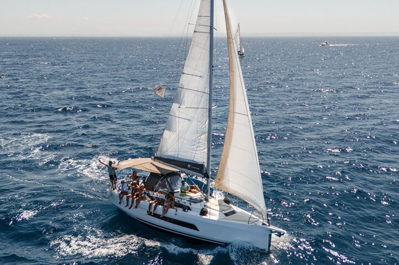 Tour in barca a vela delle Egadi a Favignana e Levanzo da Trapani