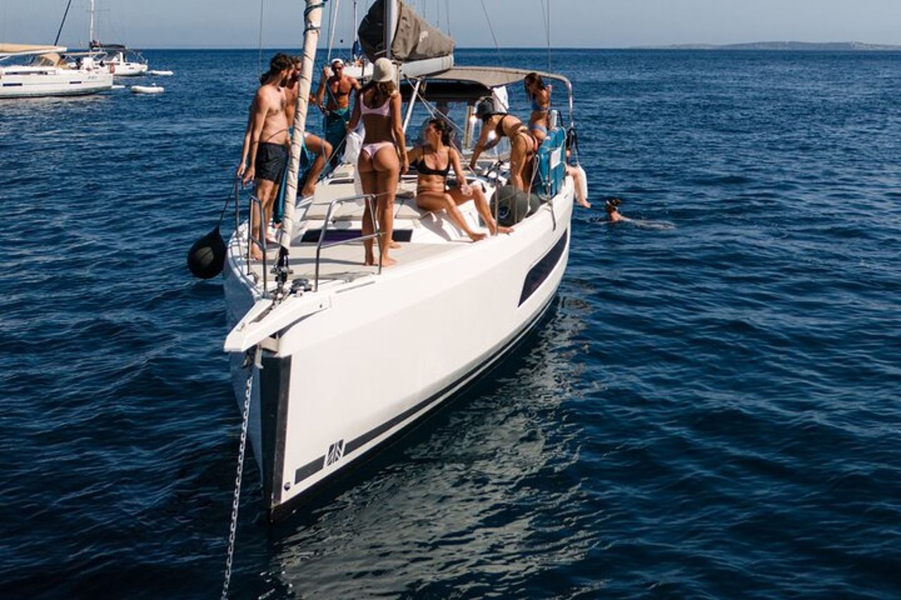 Tour in barca a vela delle Egadi a Favignana e Levanzo da Trapani — 3