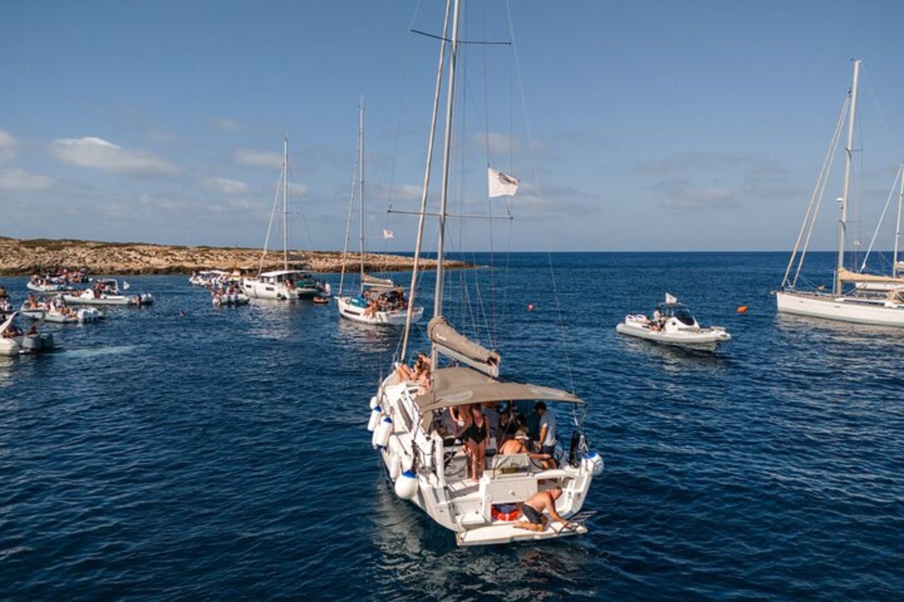Tour in barca a vela delle Egadi a Favignana e Levanzo da Trapani — 2