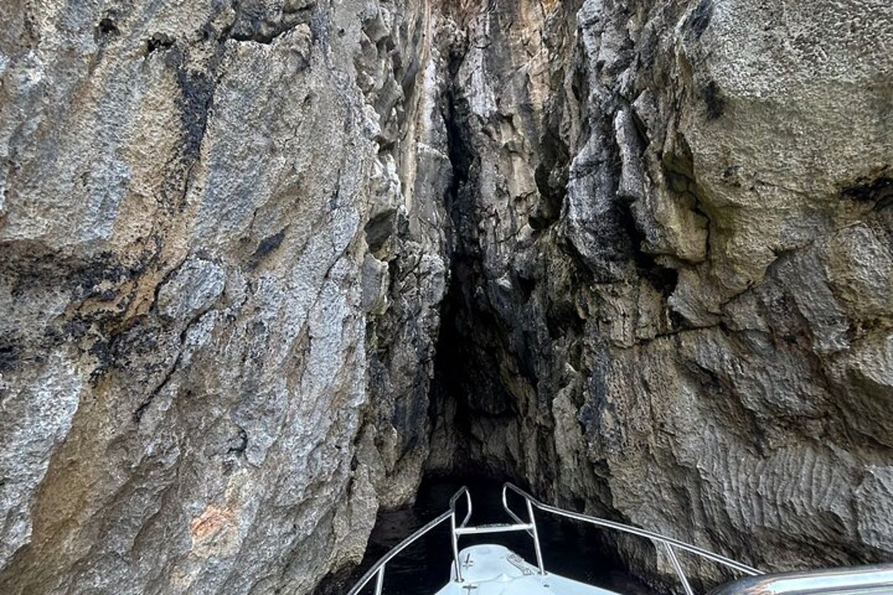 Castro un giro in barca attraverso grotte e acque cristalline — 4