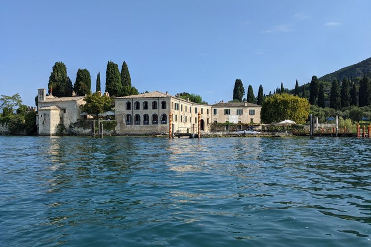 Tour guidato in barca del Lago di Garda Isola del Garda e Salò — 7