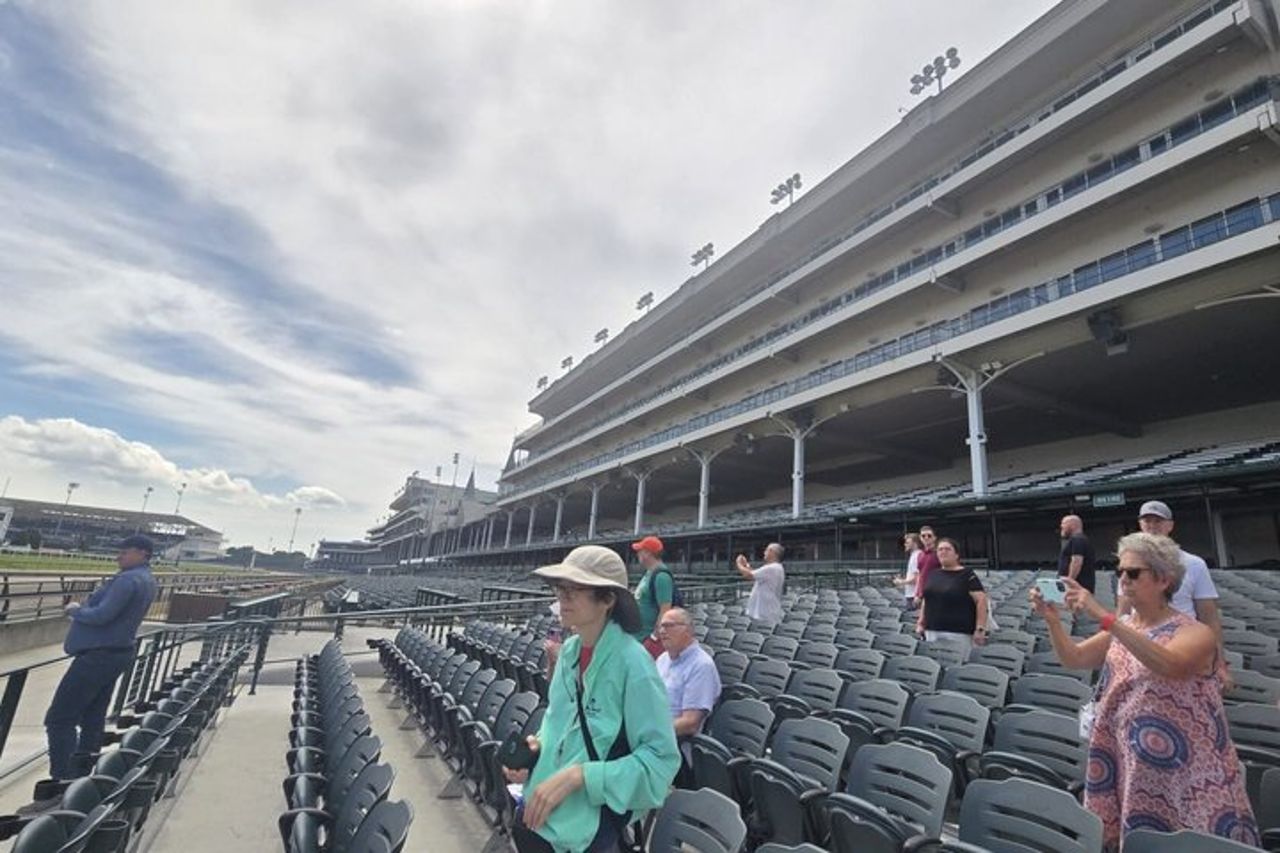 Passeggiate a cavallo B&C, Keeneland o Churchill Down Racetrack. — 8