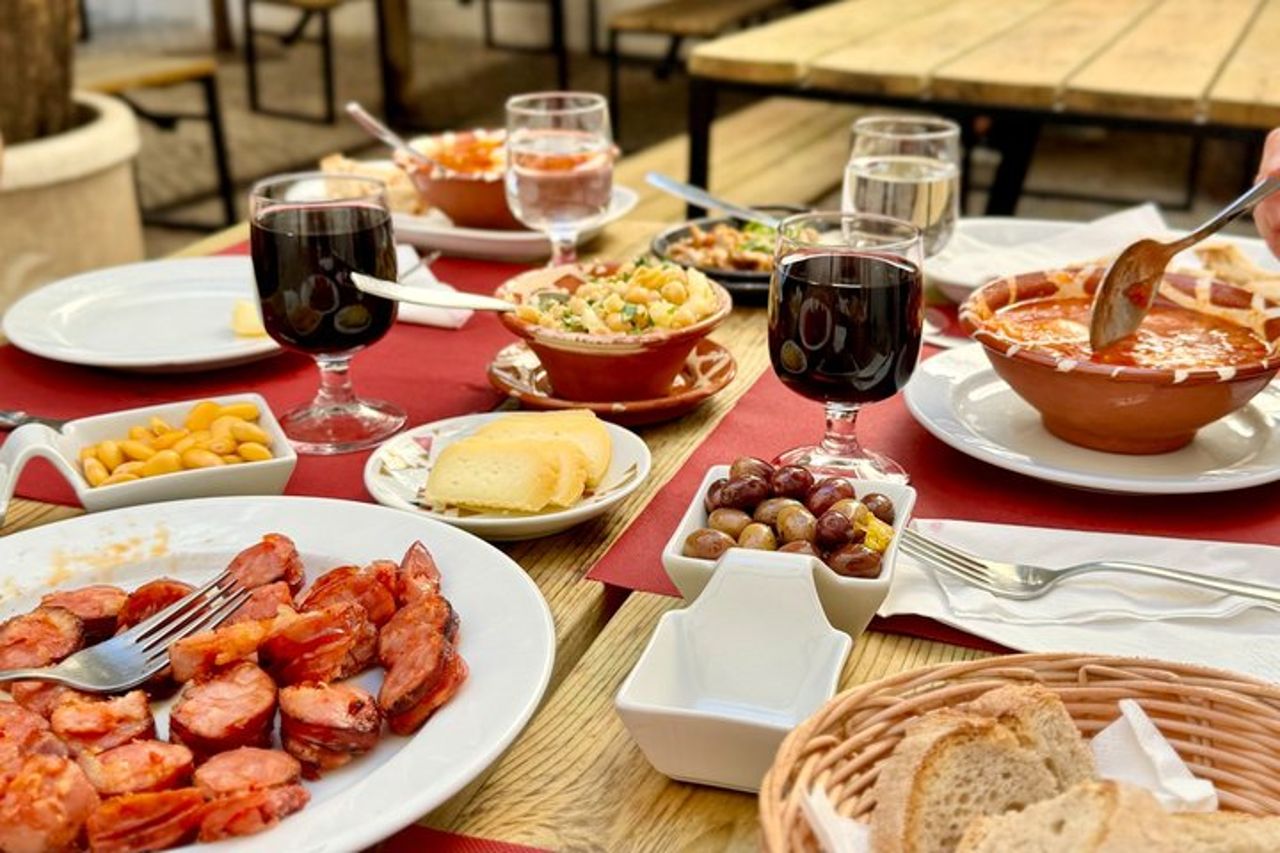 Tour a piedi per piccoli gruppi con degustazione locale