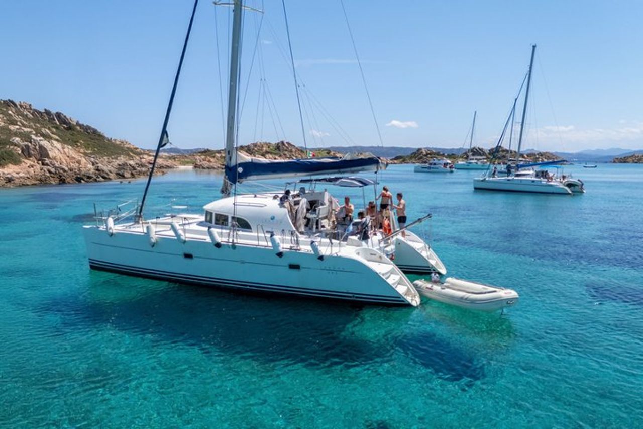 Tour Arcipelago Maddalena da Cannigione - Catamarano Sport 1 — 2