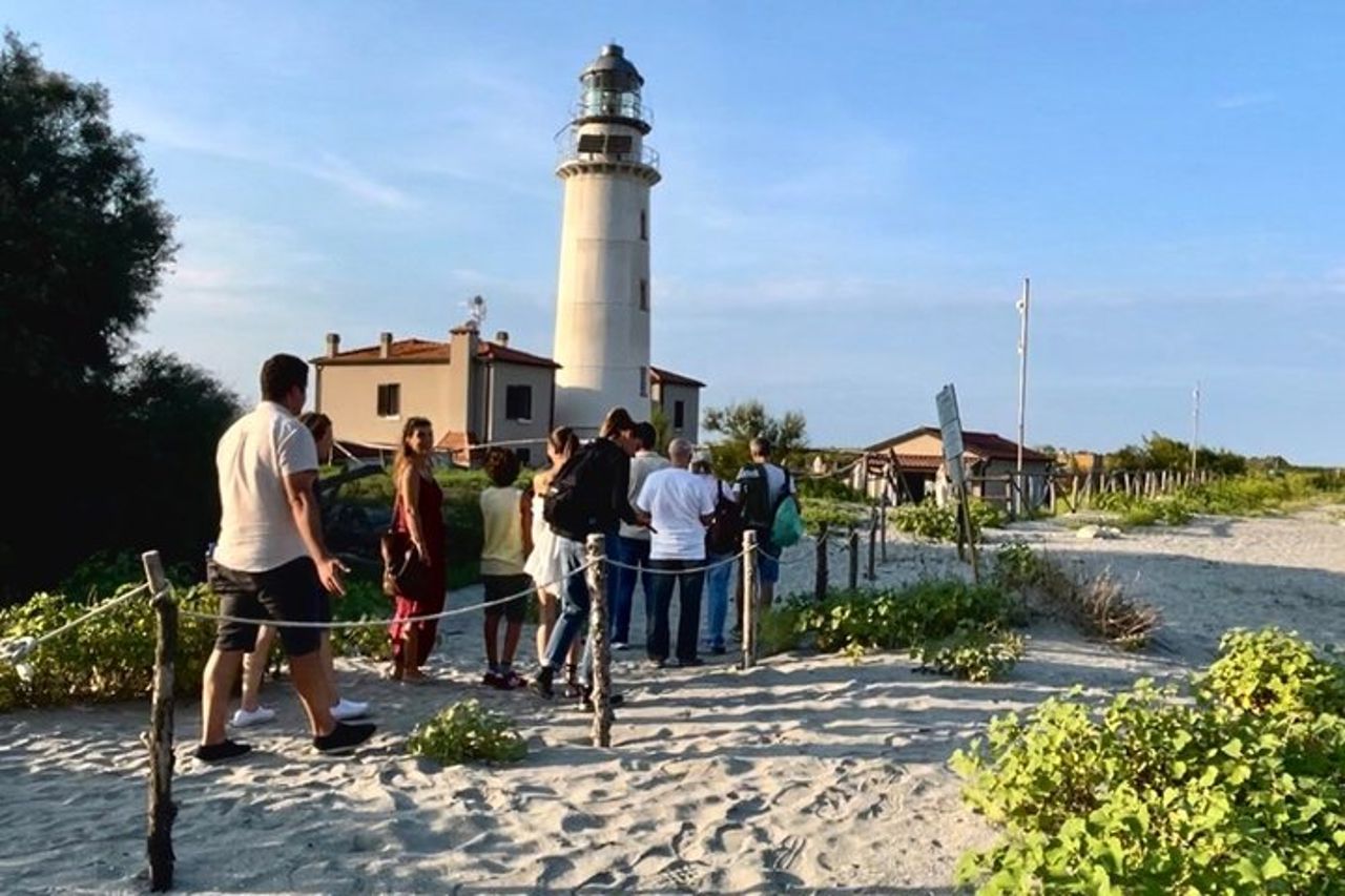 Esplora l'Isola dell'Amore e la fauna selvatica in un tour in barca del Delta del Po — 9