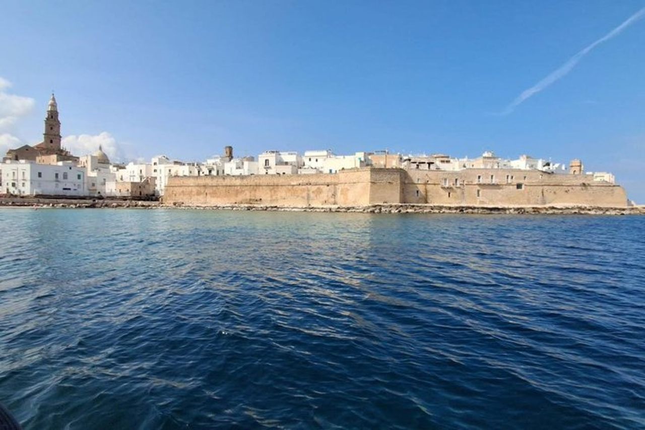 Polignano e Monopoli: Boat tour nelle grotte con marinaio locale — 7