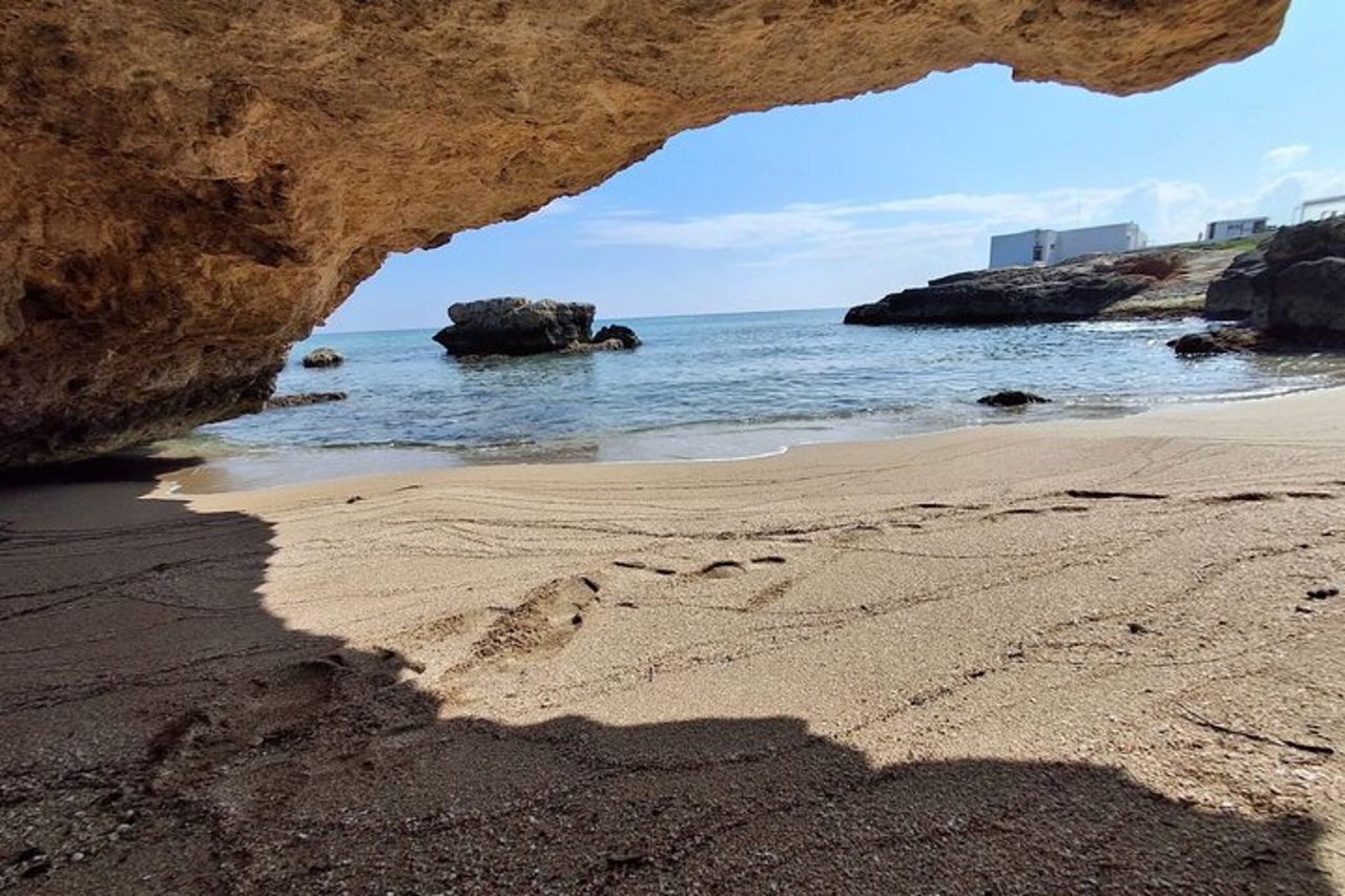 Polignano e Monopoli: Boat tour nelle grotte con marinaio locale — 2
