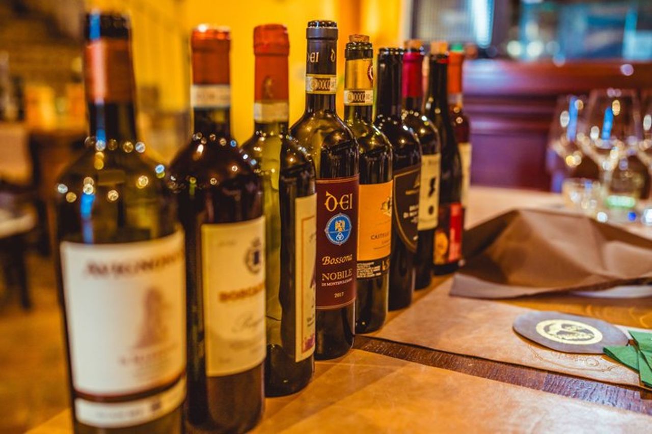 Degustazione di vini toscani con sommelier professionista a Montepulciano — 5