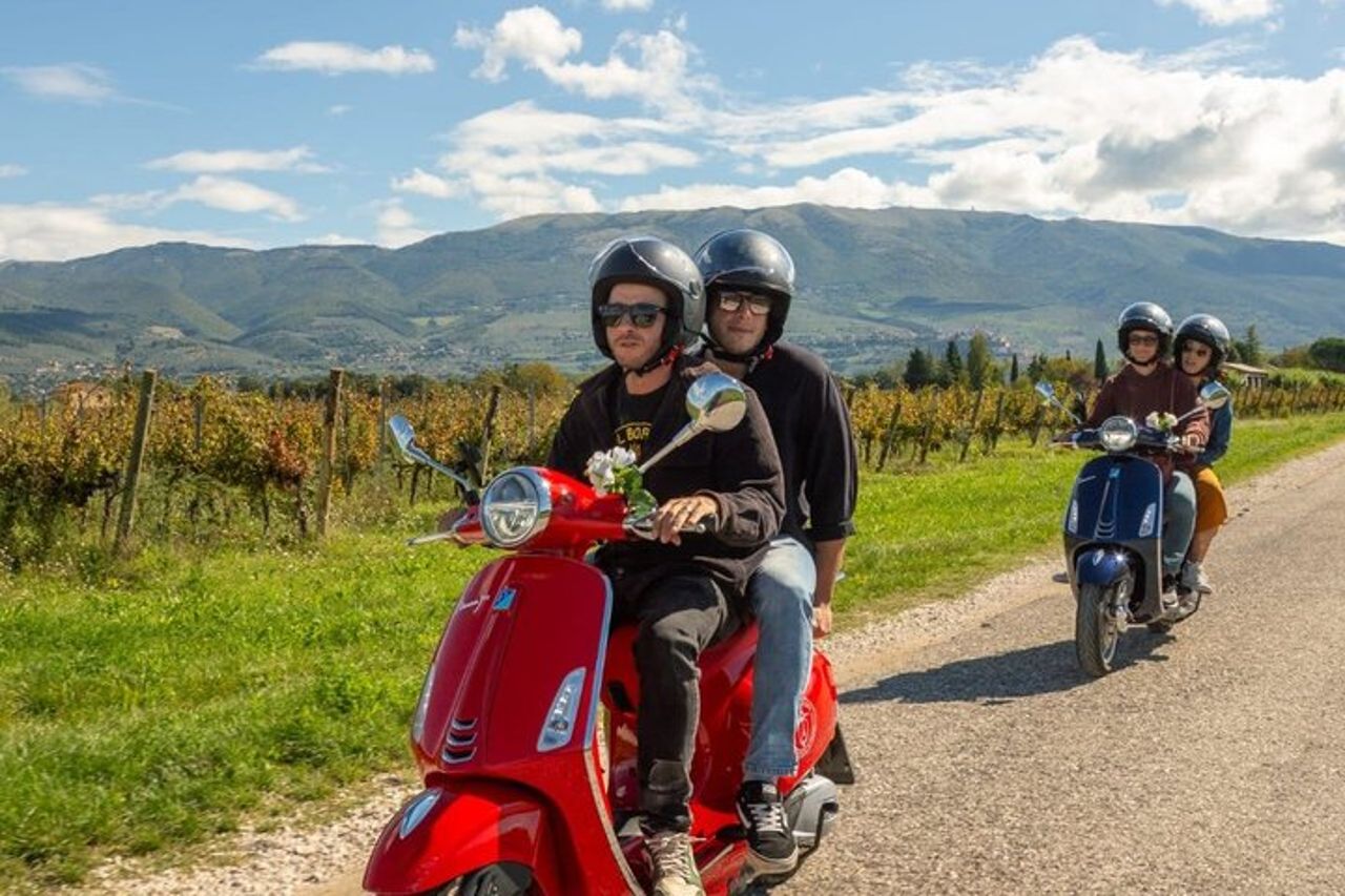 Vespa Tour In Umbria Spello e Assisi con Pic Nic — 8