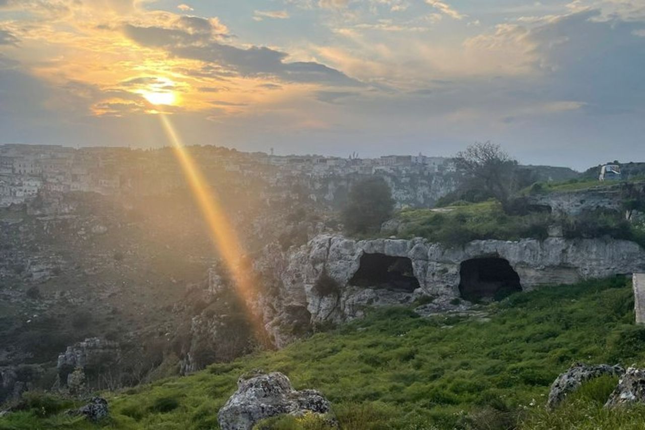 Murgia Materana grotte preistoriche e vista panoramica sui Sassi