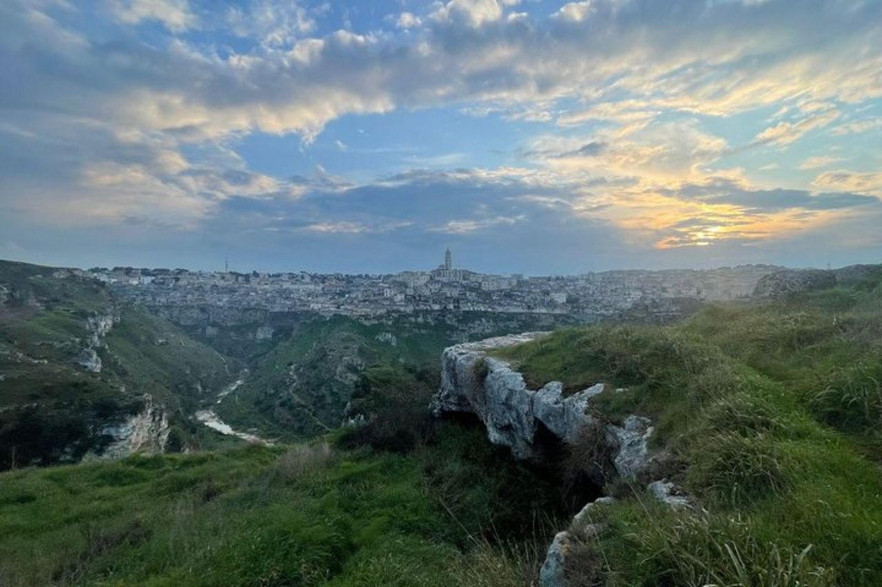 Murgia Materana grotte preistoriche e vista panoramica sui Sassi — 4