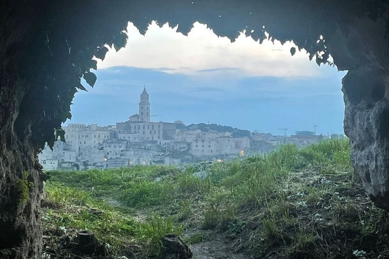 Murgia Materana grotte preistoriche e vista panoramica sui Sassi — 8