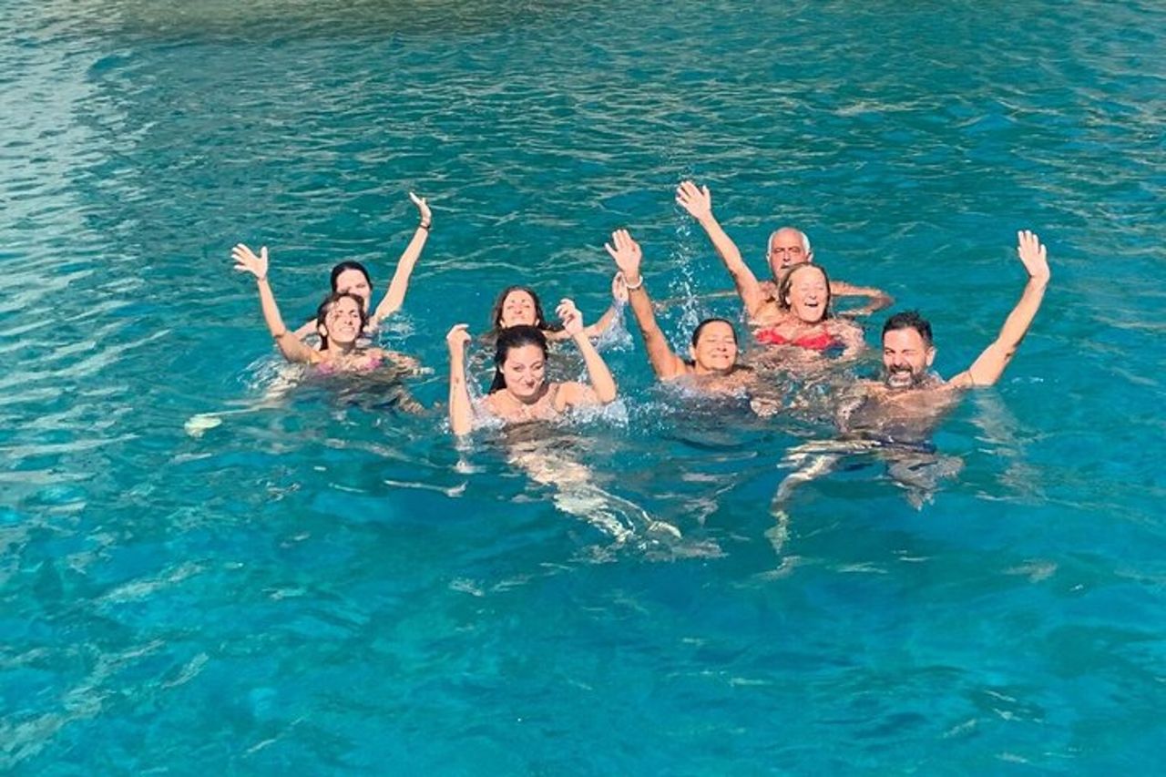Tour di gruppo in barca lungo la Costa degli Aranci con aperitivo — 5