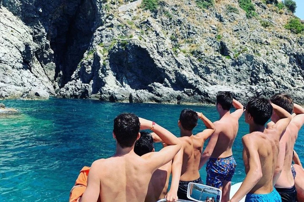Tour di gruppo in barca lungo la Costa degli Aranci con aperitivo — 7