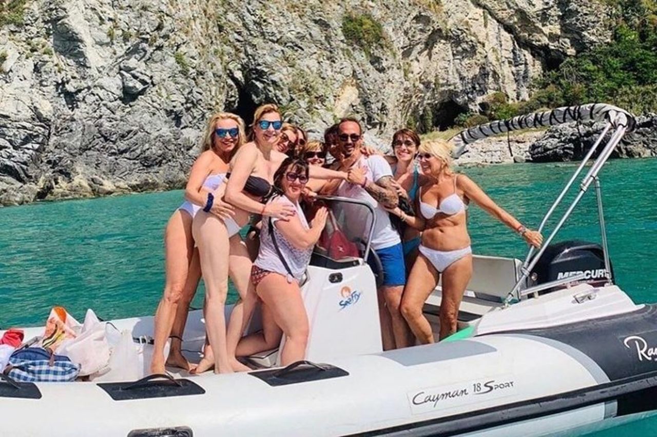 Tour di gruppo in barca lungo la Costa degli Aranci con aperitivo — 2