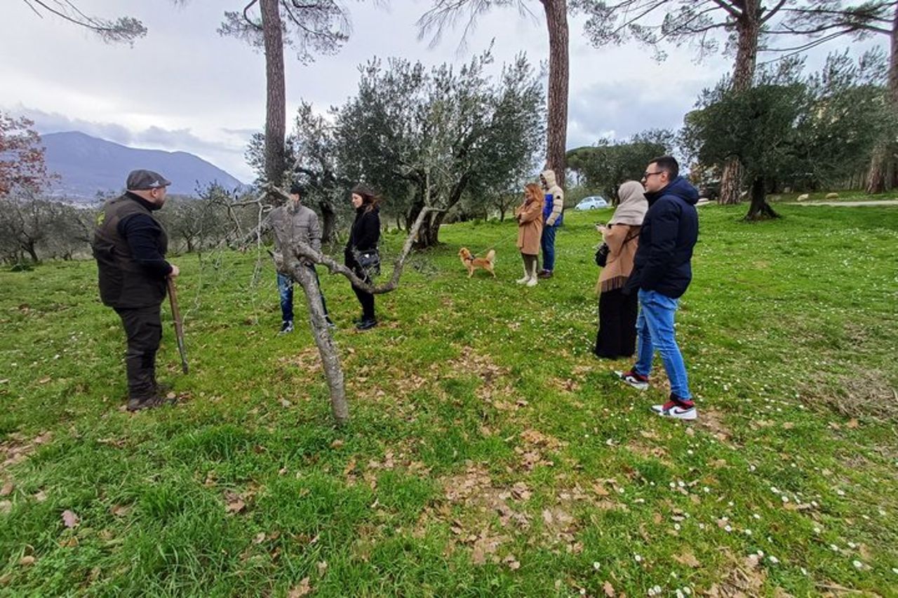 Tour privato della caccia al tartufo Pranzo degustazione 8 vini sommelier — 3