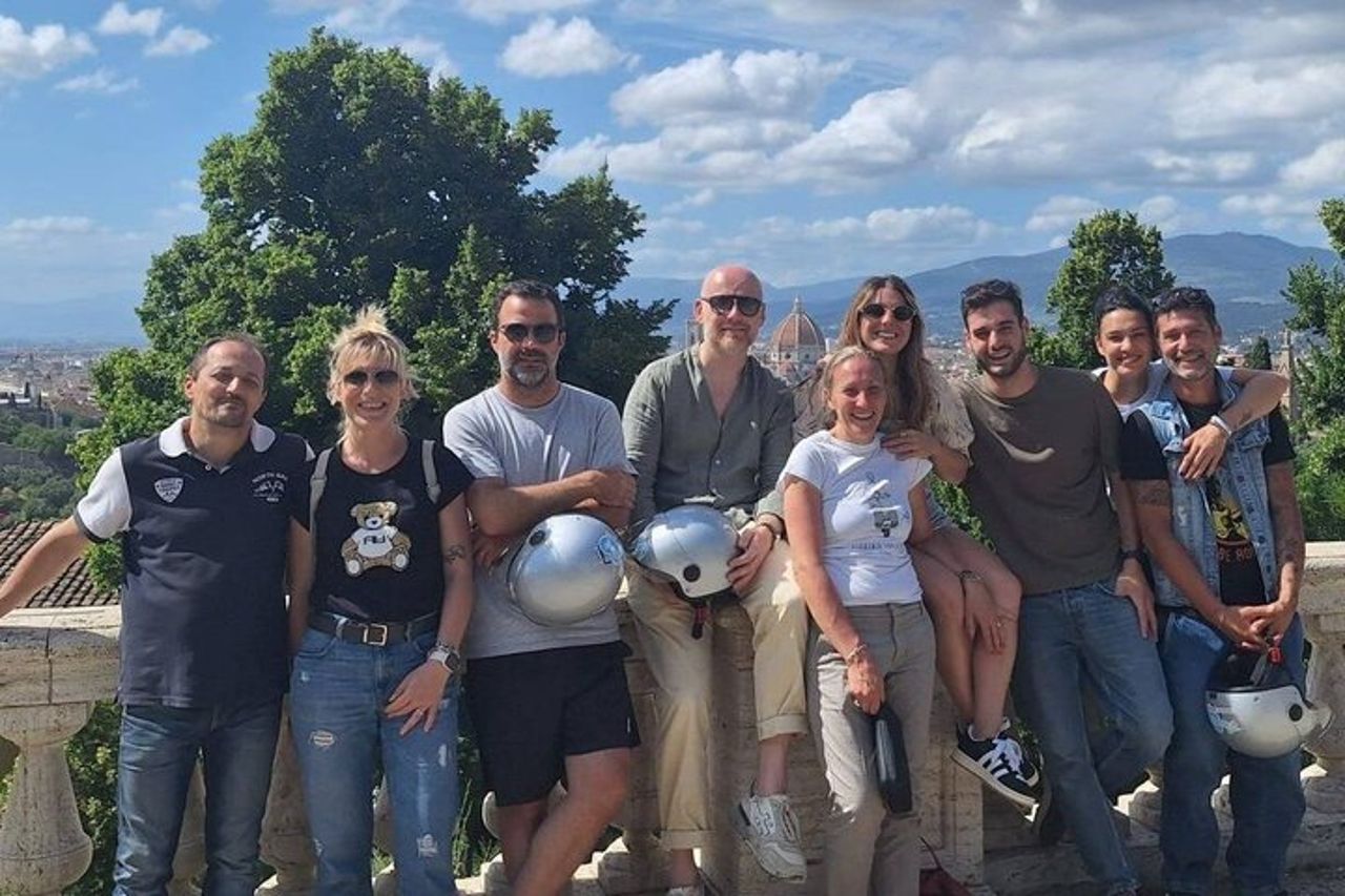 Colline del Chianti: Tour e-Vespa con app guidata + pranzo a Greve — 2