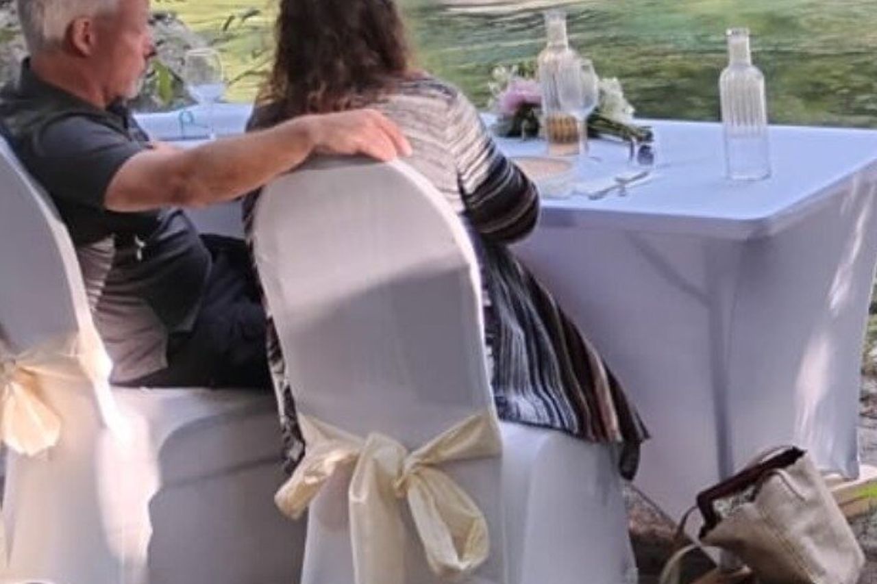 Cena privata cotta al fuoco in riva all'acqua (Bella esperienza all'aperto)
