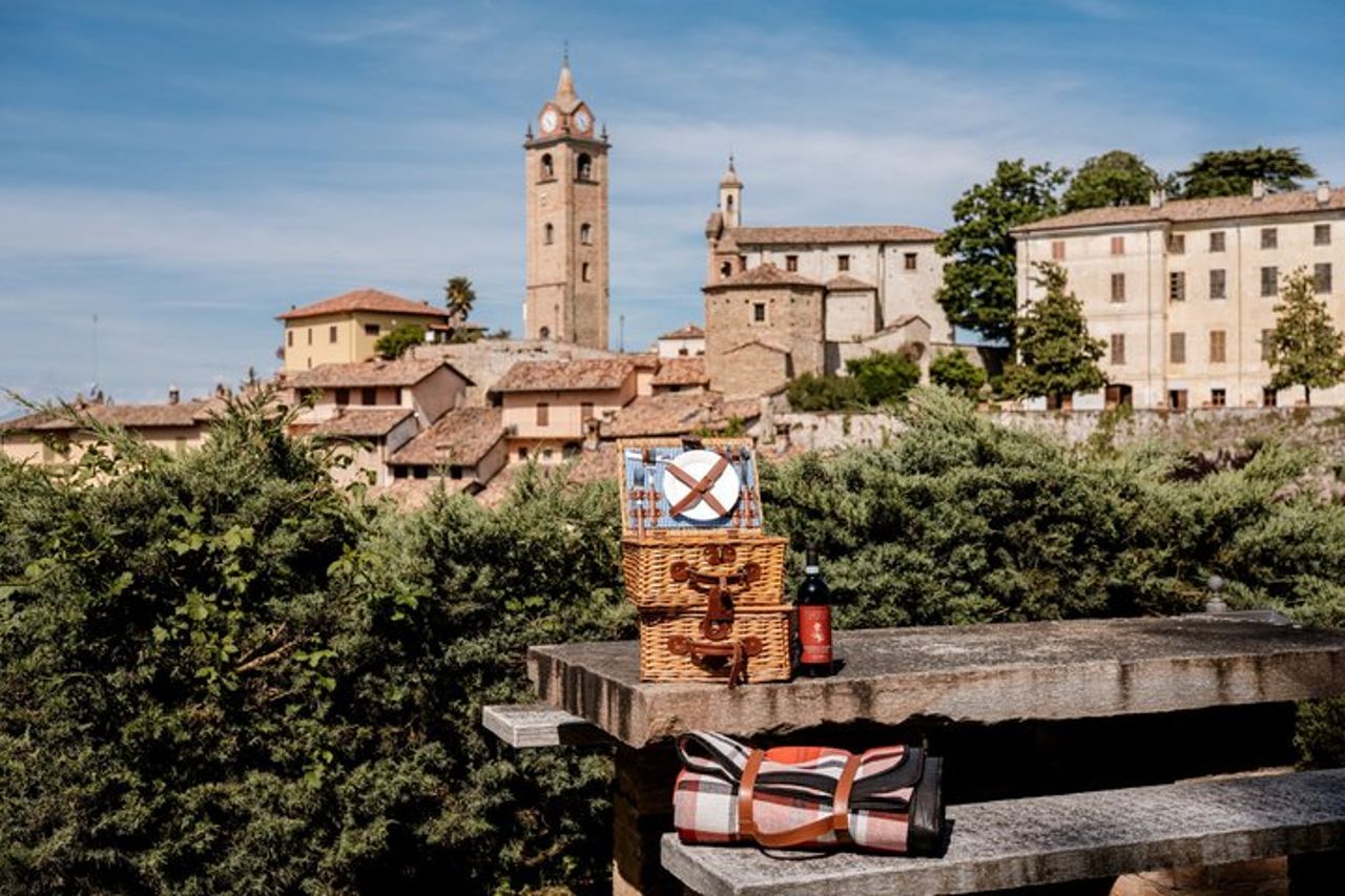 Picnic e panchine grandi a Monforte d'Alba — 6
