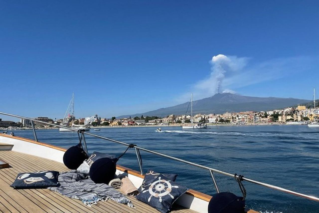 Tour in Barca Avvistamento Delfini da Giardini Naxos — 3