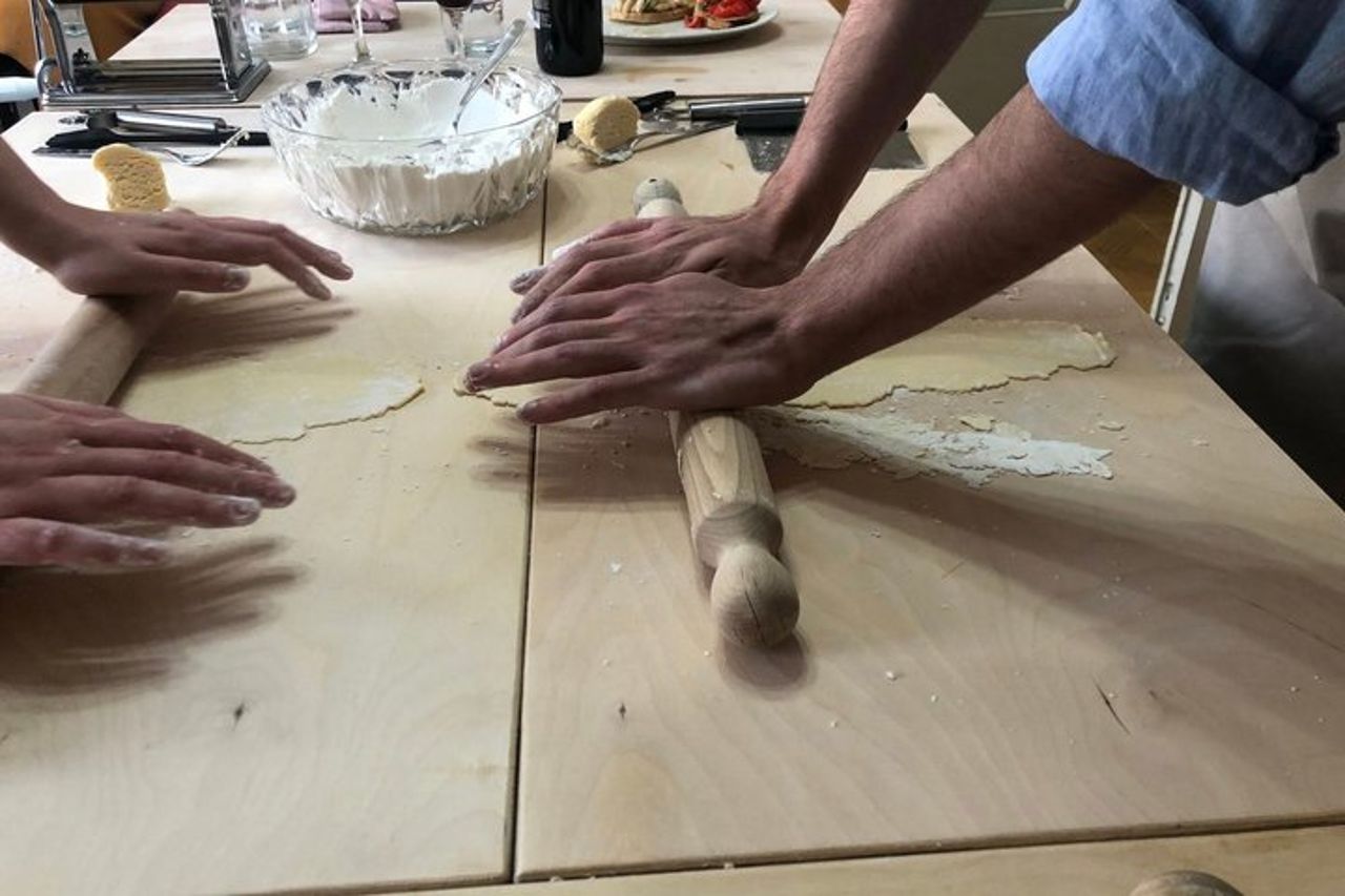 Corso di cucina di tagliatelle e ravioli di pasta colorata vicino Arezzo — 6