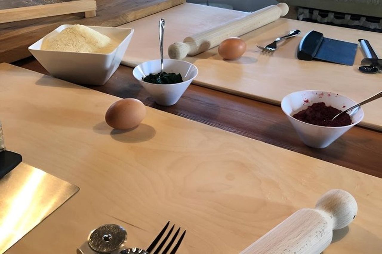 Corso di cucina di tagliatelle e ravioli di pasta colorata vicino Arezzo — 3